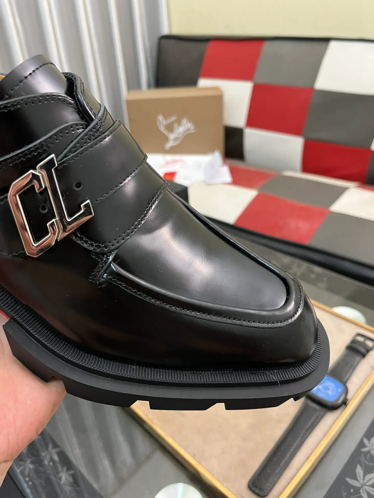 Men's shoes 💰820⌚️⌚️CL New formal leather shoes Christia* Loubouti* red-soled shoes GREGGO men's Oxford shoes Made of imported cowhide/glossy patent leather/stitched contrasting high silk suede. Three-section toe design. Iconic red outsole, the ultimate personalized shoe. Original color cowhide lining. Original Italian leather outsole; fine workmanship brings you a luxurious experience. With its neat silhouette and straightforwardness, GREGGO men's Oxford shoes are Oxford shoes born for city roaming. The elegant lines and classic silhouette exude eternal charm. The black patent leather material is exquisite and eye-catching, adding a sense of luxury to the overall look. The slender toe design is full of elegance, and matched with closed shoelaces of the same color, the sophistication is invisible. The slim sole design provides the shoes with a light foot feel, elegant steps, and a refined and elegant look. Shows outstanding texture.  Standard leather shoe size: 38-44